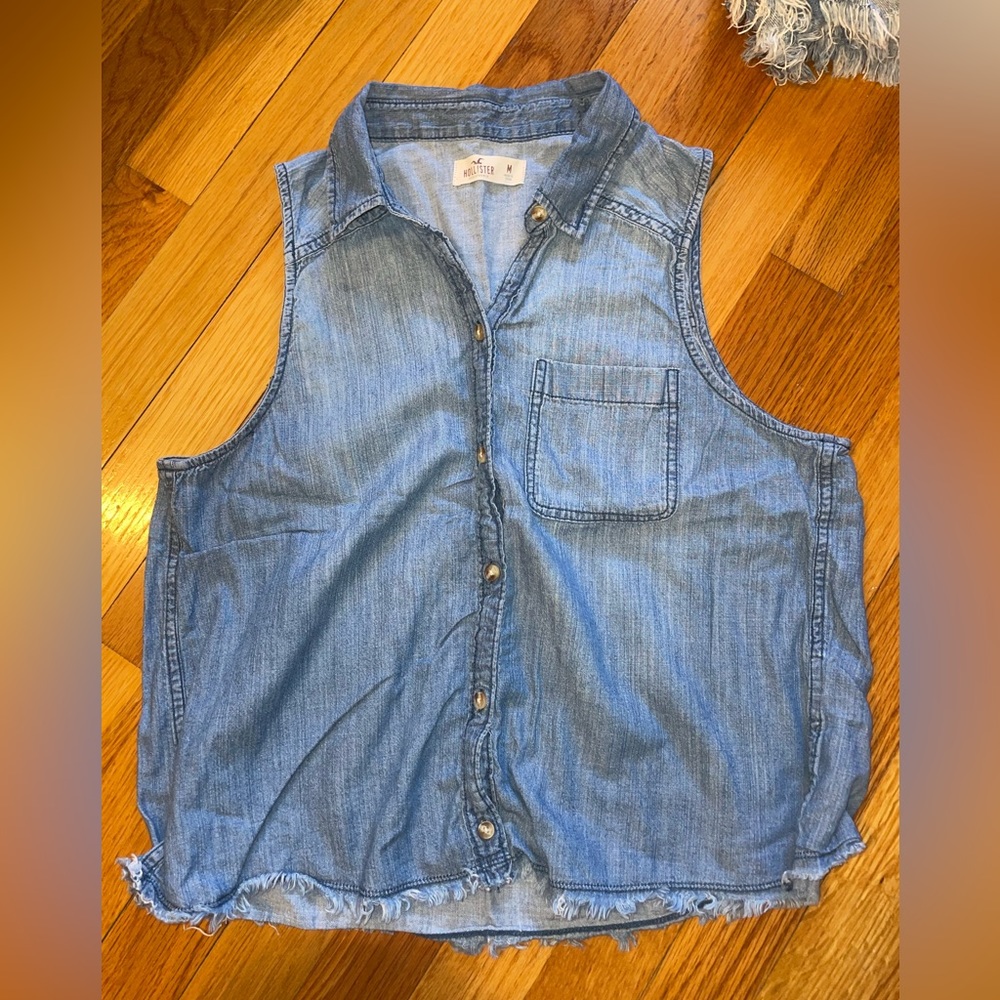 Button down tank top from Hollister size medium worn once!